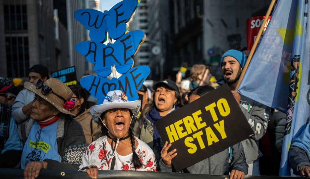 Durante su campaña presidencial, Donald Trump dijo que ordenaría deportaciones masivas. Es una de las muchas amenazas que han despertado inquietud entre los inmigrantes y provocado protestas como ésta del pasado sábado en Manhattan. (Foto Prensa Libre: Victor J. Blue/The New York Times)