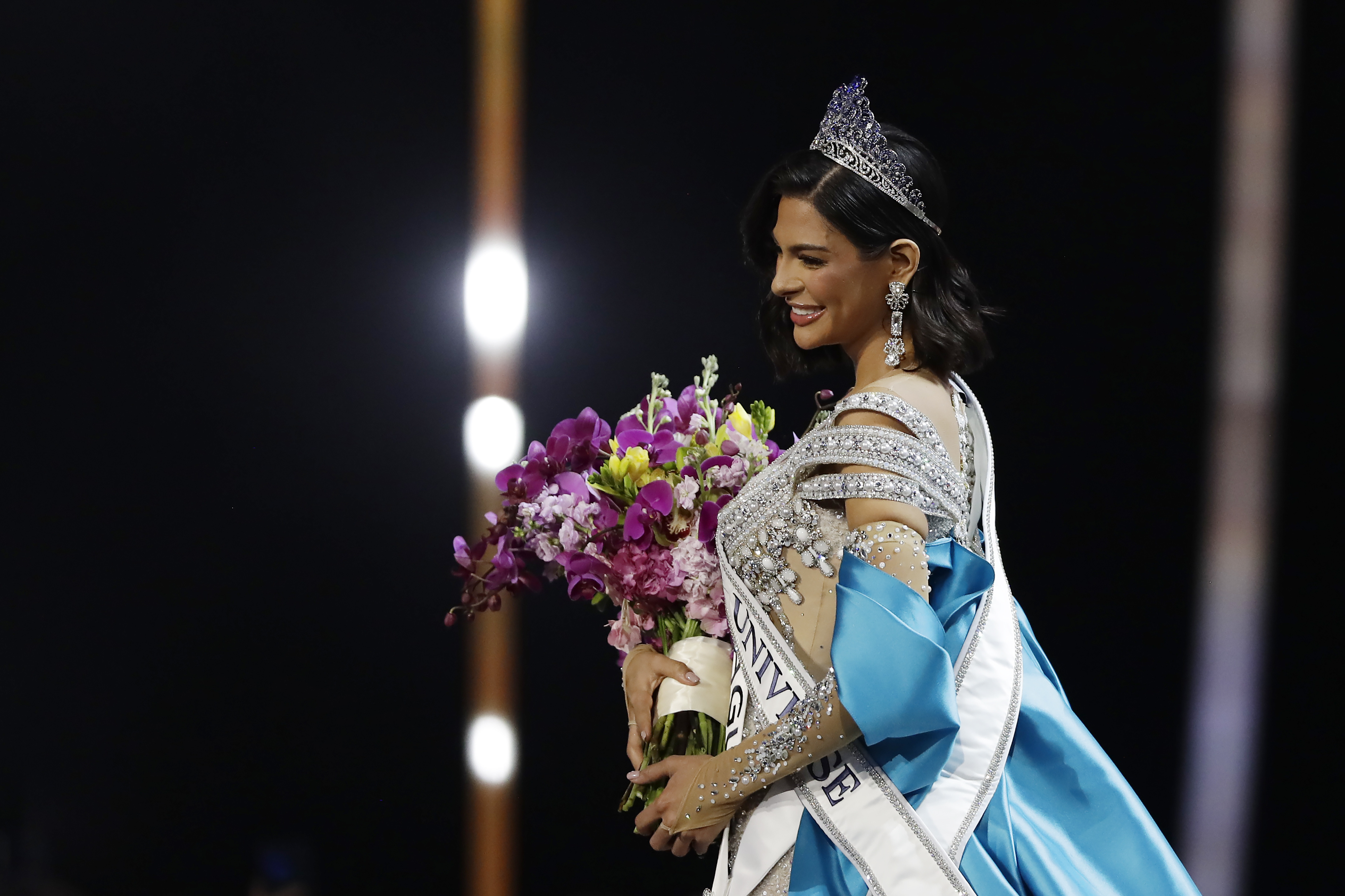 AME7856. SAN SALVADOR (EL SALVADOR), 18/11/2023.- Miss Nicaragua,  Sheynnis Palacios (c), reacciona luego de ser coronada como la nueva Miss Universe 2023 hoy, en San Salvador (El Salvador).  La representante de Nicaragua, Sheynnis Palacios, se convirtió la noche de este sábado en la primera centroamericana en ganar el concurso Miss Universo en su edición 72, celebrado en El Salvador. La ganadora del concurso sucede a la estadounidense R'Bonney Gabriel, Miss Universo 2022. Palacios, que dio la sorpresa y se había colocado entre las favoritas del concurso, quedó por delante de la representante de Tailandia, Anntonia Porsild, quedó como primera finalista. EFE/ Rodrigo Sura