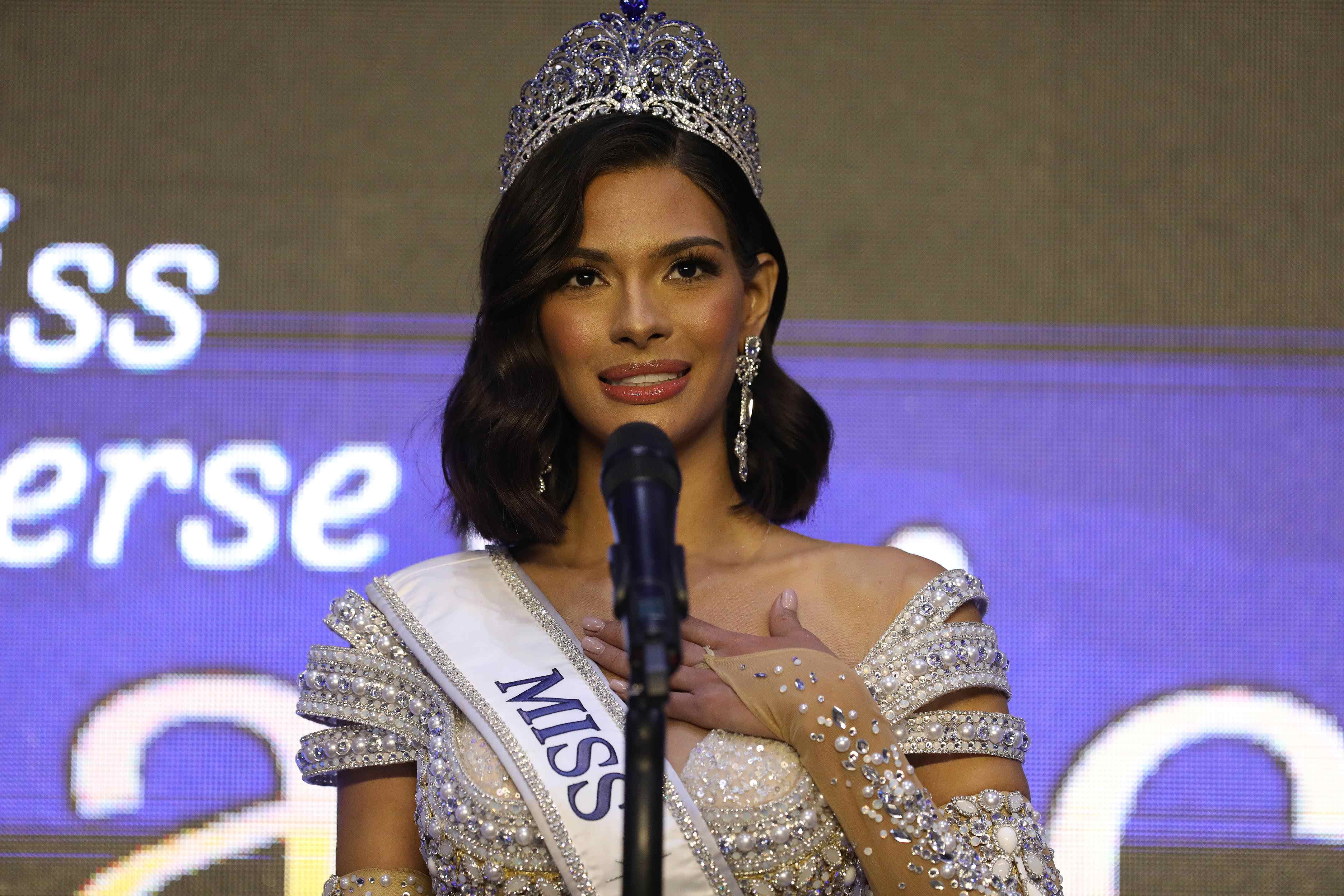 AME7856. SAN SALVADOR (EL SALVADOR), 18/11/2023.- Miss Nicaragua,  Sheynnis Palacios, habla luego de ser coronada como la nueva Miss Universe 2023 hoy, en San Salvador (El Salvador). La representante de Nicaragua, Sheynnis Palacios, se convirtió la noche de este sábado en la primera centroamericana en ganar el concurso Miss Universo en su edición 72, celebrado en El Salvador. La ganadora del concurso sucede a la estadounidense R'Bonney Gabriel, Miss Universo 2022. Palacios, que dio la sorpresa y se había colocado entre las favoritas del concurso, quedó por delante de la representante de Tailandia, Anntonia Porsild, quedó como primera finalista. EFE/ Miguel Lemus