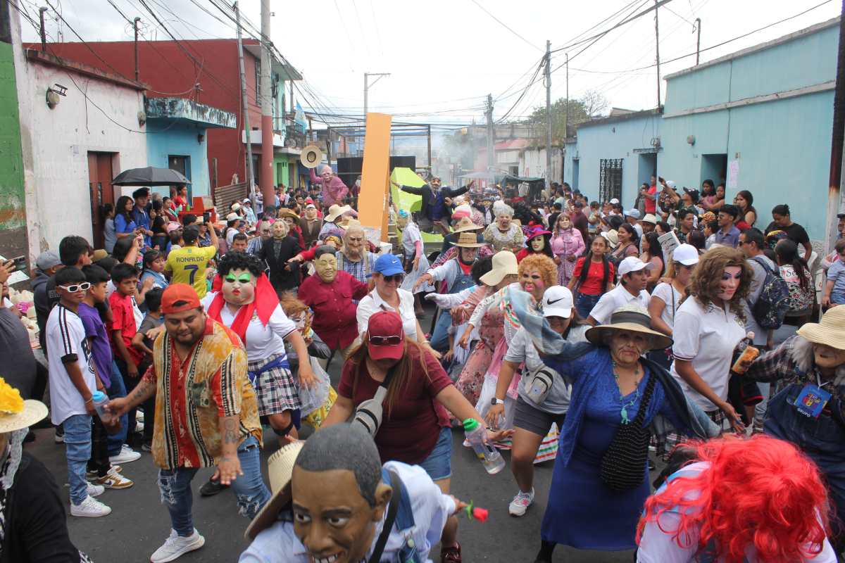 As se vive el desfile de Fieros 2024 en Villa Nueva, que ao con ao se sigue llevando esta tradicin con los villanovanos y as poder conservar todo lo bonito de los desfiles y lea convivencia juntas. 
Se observa muchas personas y un sin fin de sonrisas mientras que cada grupo hace su presentacin. 

Prensa Libre, Emilio Chang, 01/11/2024