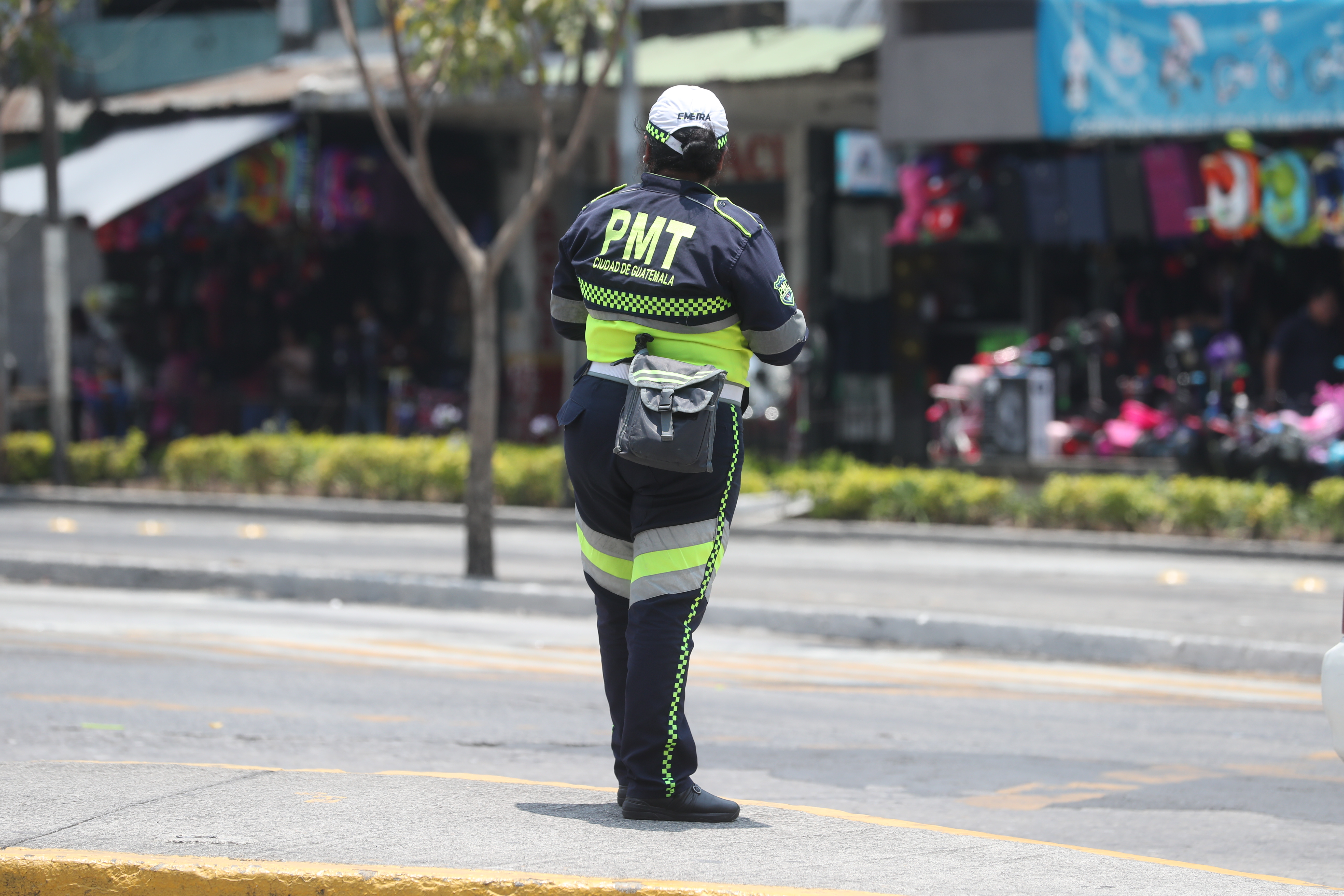 La Policía Municipal de Tránsito (PMT) se prepara para enfrentar los retos del tráfico durante las festividades de fin de año en Guatemala. Con el incremento de actividades como conciertos, eventos religiosos y el flujo de compradores navideños, los operativos se intensificarán para garantizar la movilidad y seguridad vial.