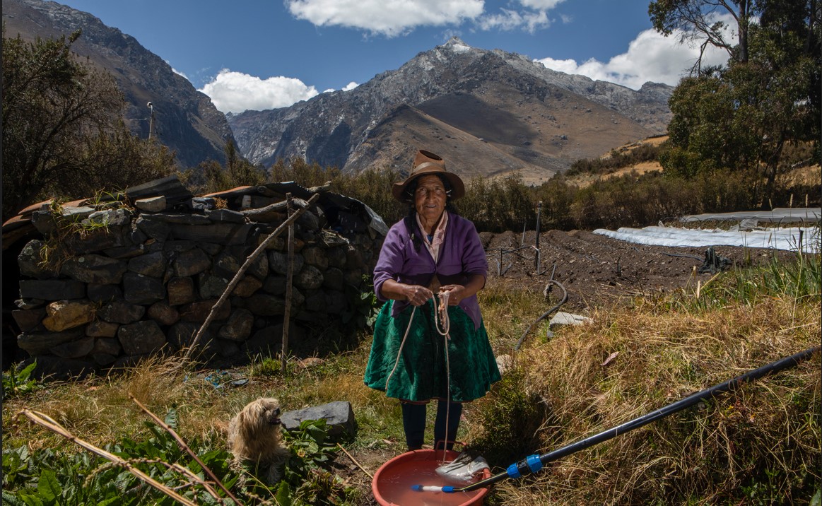 Dionisia Moreno lavaba su comida con agua de los canales de montaña. El retroceso de los glaciares ha expuesto rocas que hacen que las aguas que son vitales para las comunidades indígenas se vuelvan ácidas y tóxicas. (Foto Prensa Libre: Marco Garro/The New York Times)