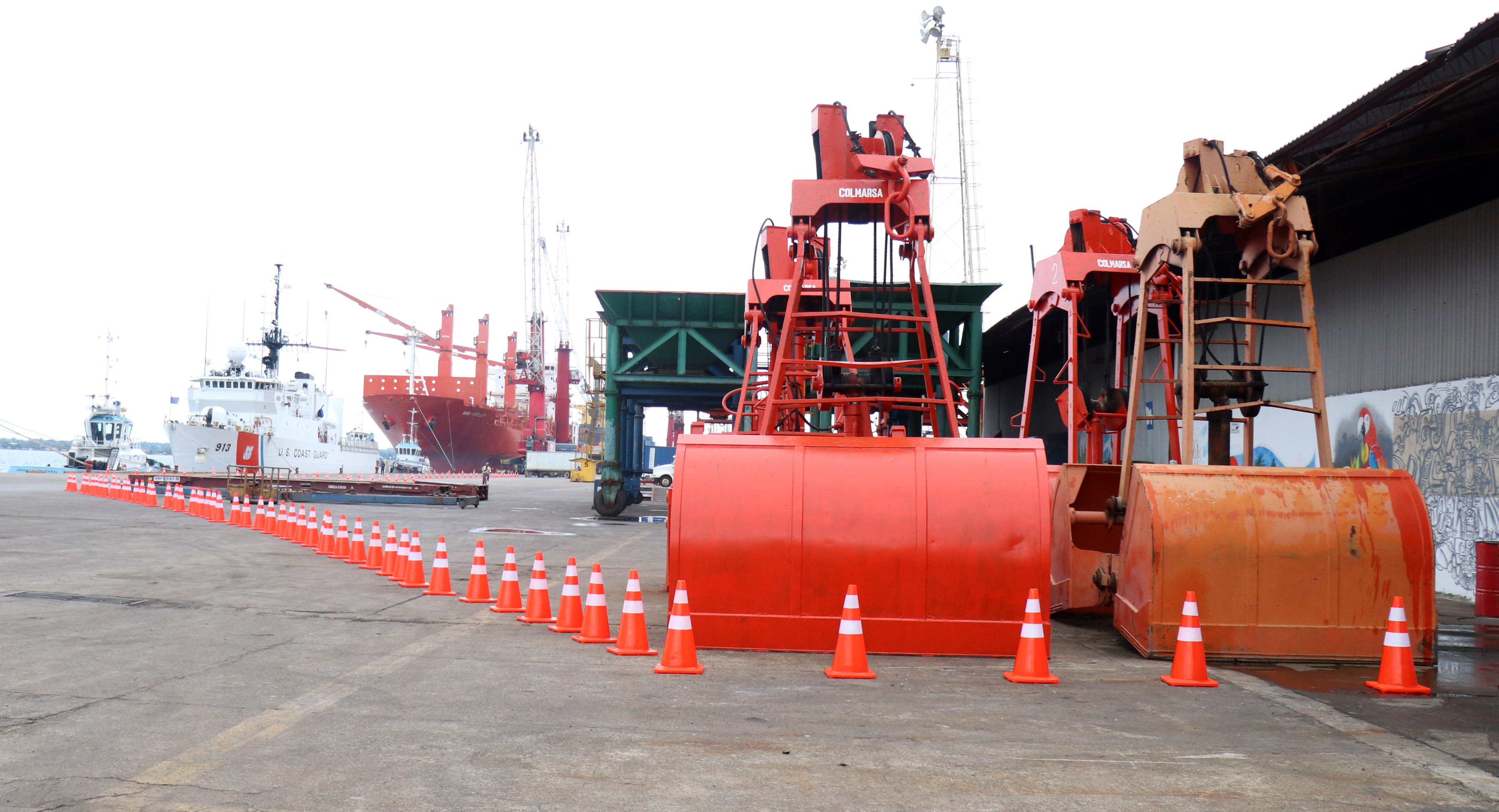 Tenazas para contenido a granel se encuetran en el muelle de la Empornac Santo Tomás de Castilla, Puerto Barrios, Izabal.