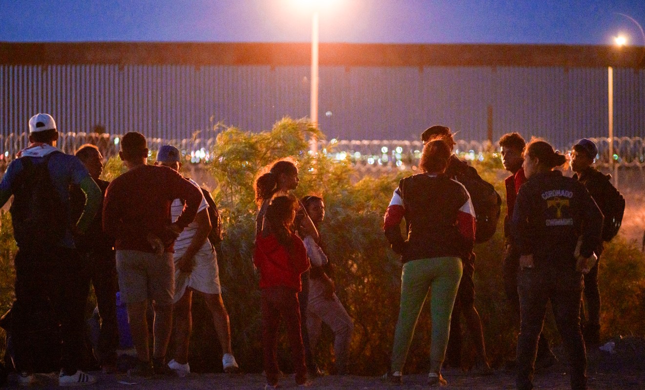 Migrantes en la frontera (The New York Times)