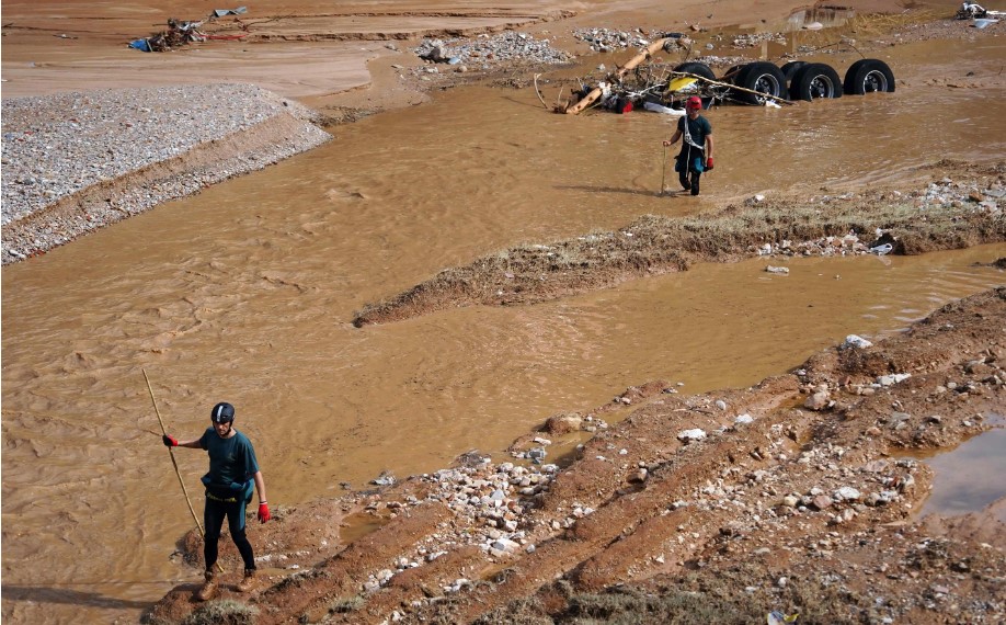 Rescatistas aún continúan buscando cuerpos en región devastada por aguaceros. (Foto Prensa Libre: AFP)