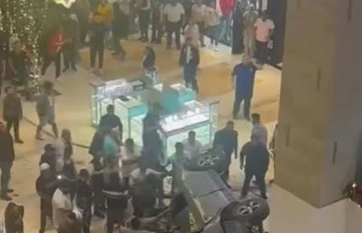 Vehículo cae de cuarto nivel hasta entrada principal de centro comercial