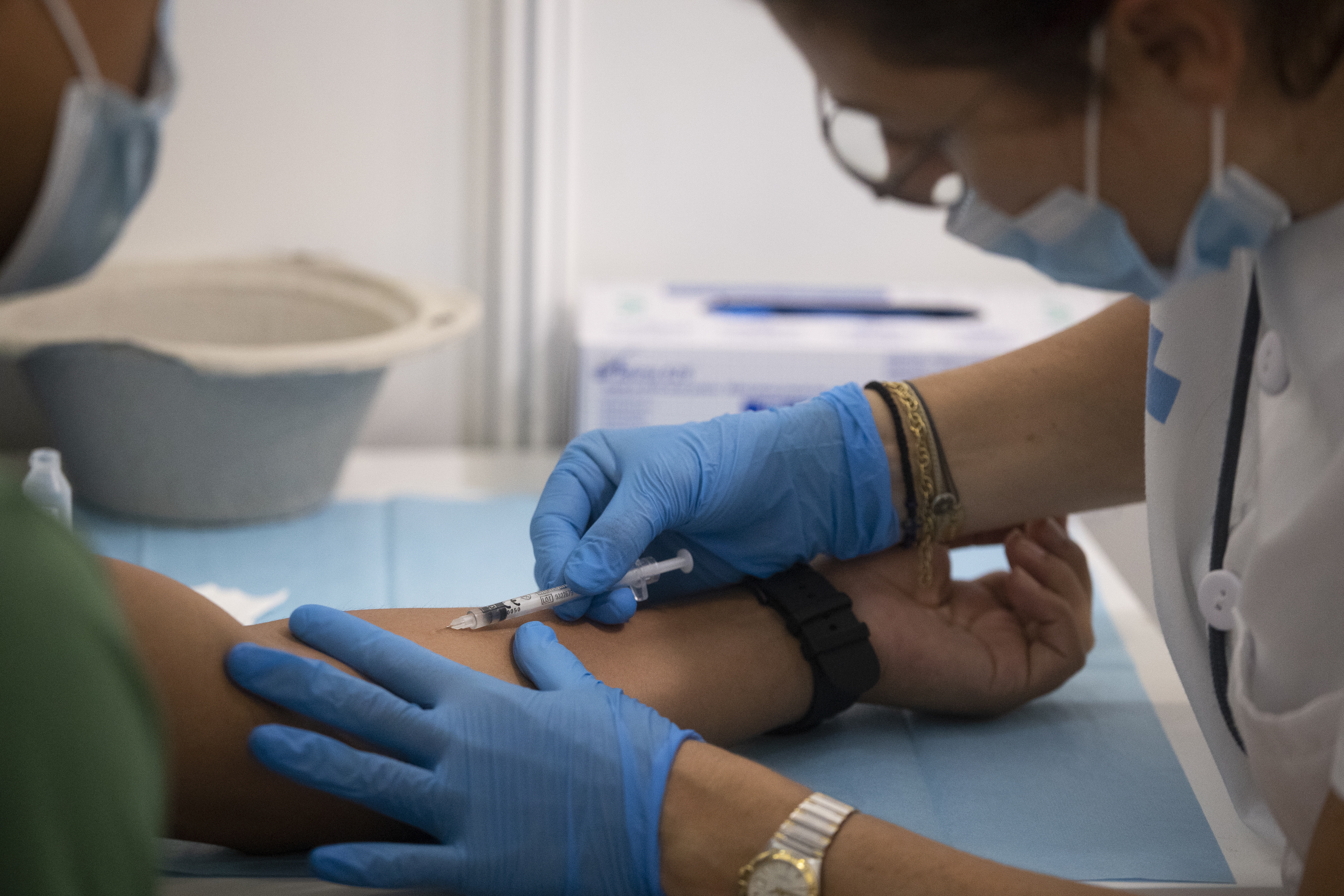 GRAFCAT1134. BARCELONA (ESPAÑA), 13/09/2022.- El Departamento de Salud ha empezado a vacunar esta mañana contra la viruela del mono en un nuevo punto en la Fira de Barcelona, en el marco de la campaña de vacunación que comenzó el pasado 21 de julio. EFE/Marta Pérez