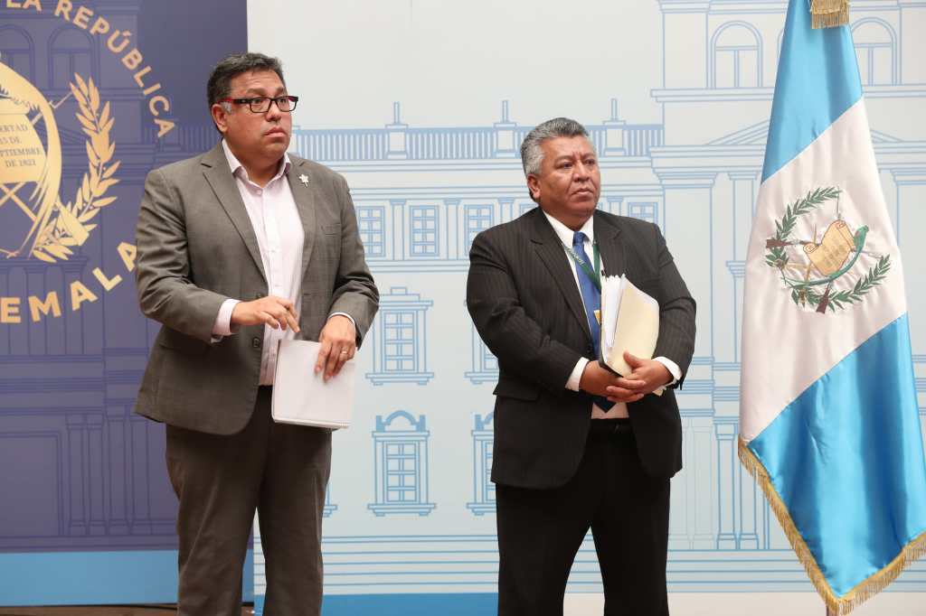 Carlos Mendoza, secretario de Segeplan, y Jorge García, auditor del Inde, explican la supuesta red de fraude dirigida por Melvin Quijivix. (Foto Prensa Libre: Esbin García)