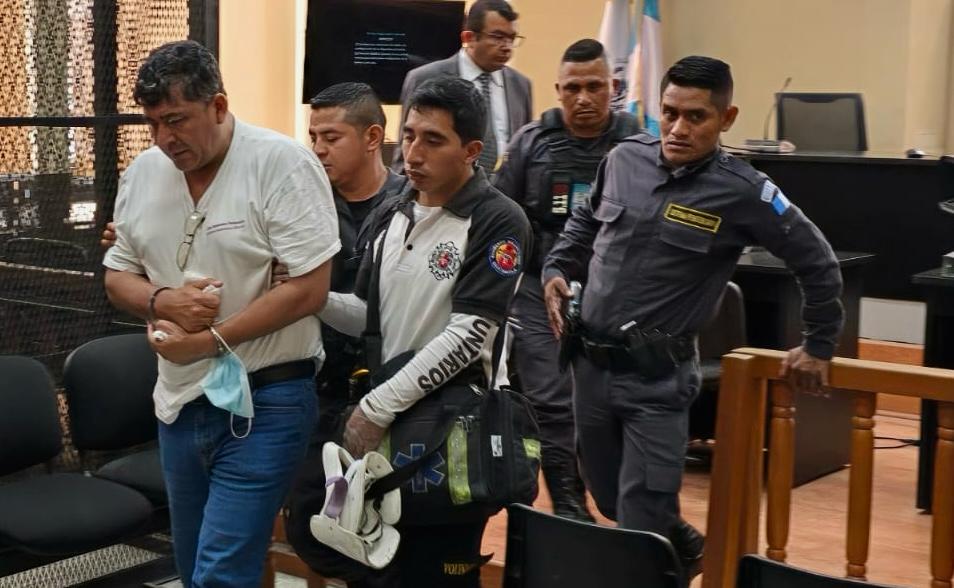 José Manuel Méndez Alonso, exalcalde de San Pedro Pinula, Jalapa, debió ser trasladado al Hospital General San Juan de Dios, debido a que sufrió problemas de salud durante la audiencia de primera declaración. (Foto Prensa Libre: Elmer Vargas)