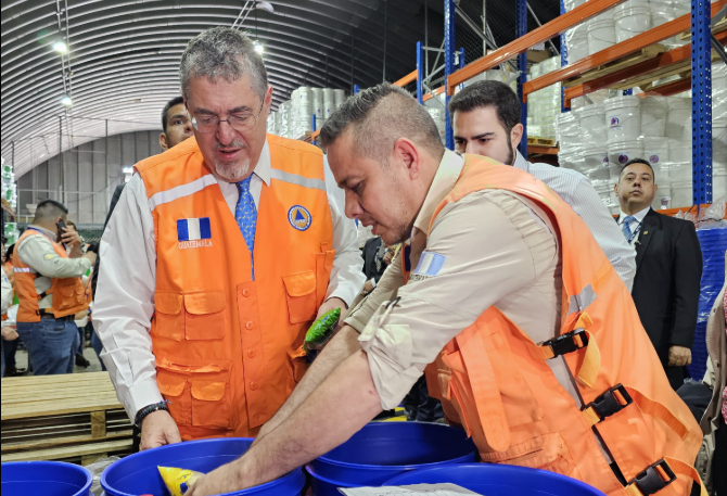 El presidente Bernardo Arévalo supervisa la ayuda humanitaria que Conred prepara para comunidades afectadas por lluvia. (Foto Prensa Libre: Conred)