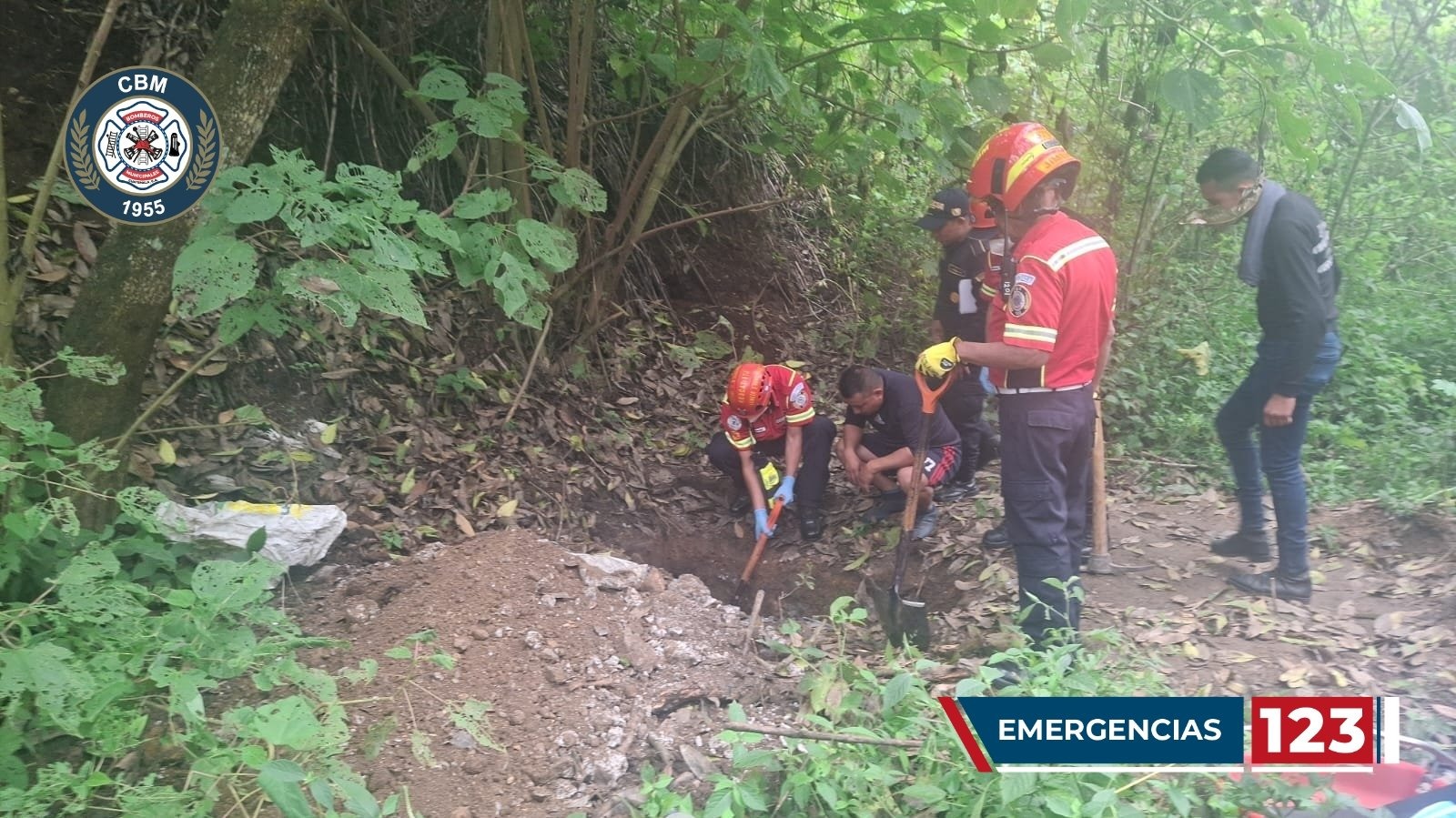 Encuentran los restos de un hombre enterrado en una finca. (Foto Prensa Libre: Bomberos Municipales)