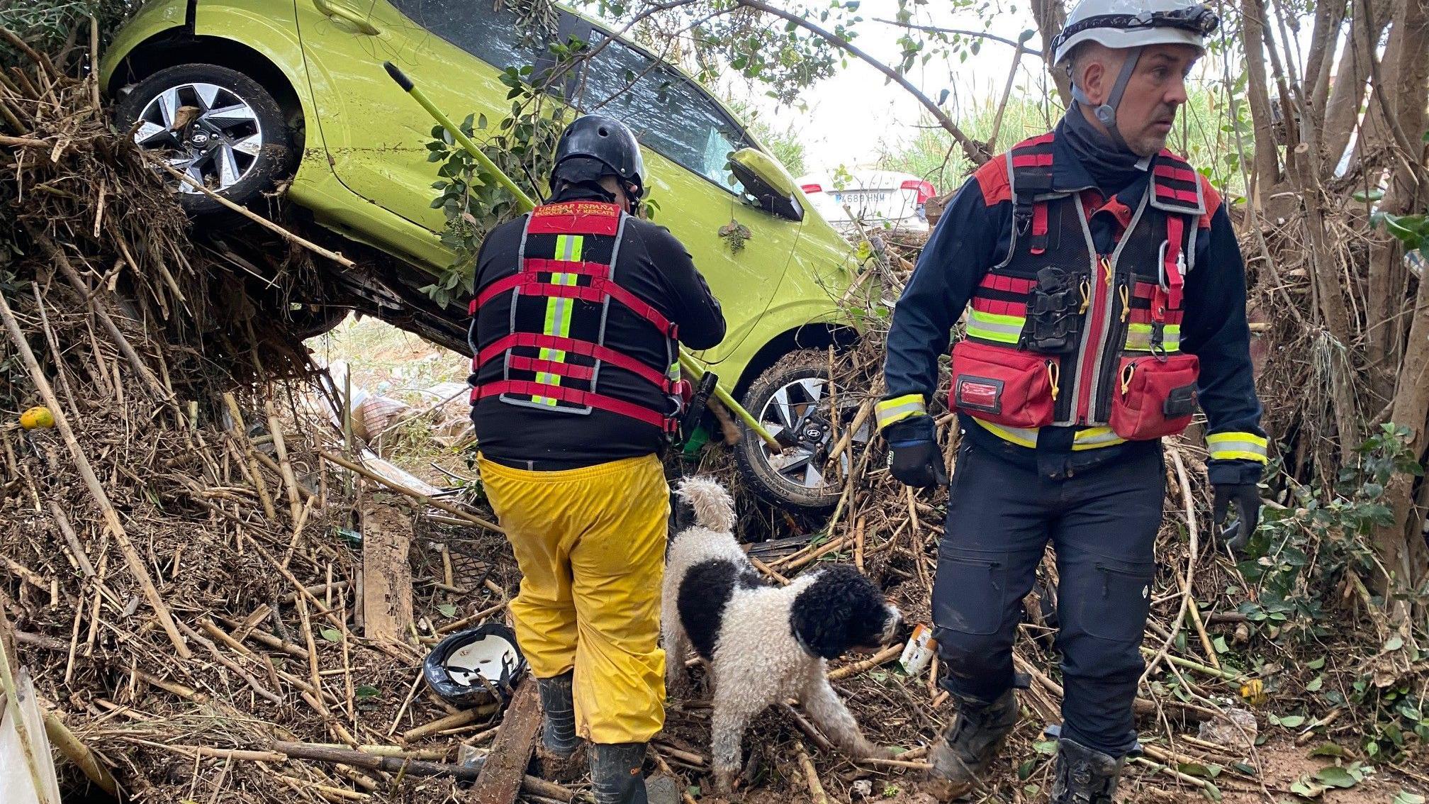 Alberto, Roco y Héctor buscan a posibles víctimas en Catarroja. (Foto: BBC). 