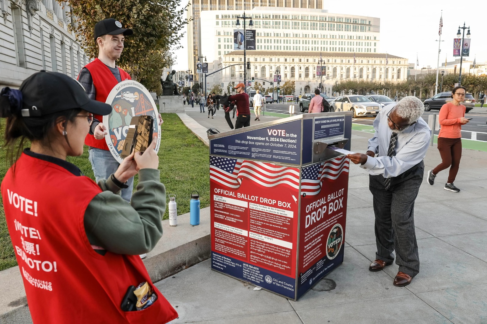 Los votantes depositan su voto en una urna electoral el día de las elecciones en el exterior del Ayuntamiento de San Francisco, California, EE.UU.. (Foto Prensa Libre: EFE)