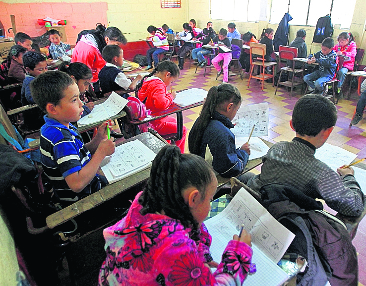 Escuela Aldea Plan Grande, municipio de Palencia .  alumnos de primaria reciben  en una aula dos clases.    Fotografía Esbin Garcia