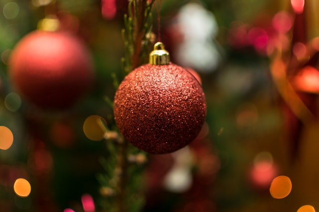 Esferas navideñas colocadas en un árbol de Navidad