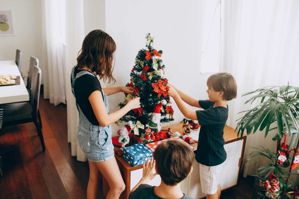 Permitir que los niños aporten ideas o tomen la iniciativa al adornar el árbol de Navidad fomenta su imaginación y el sentido de pertenencia familiar. (Foto, Prensa Libre: Pexels)