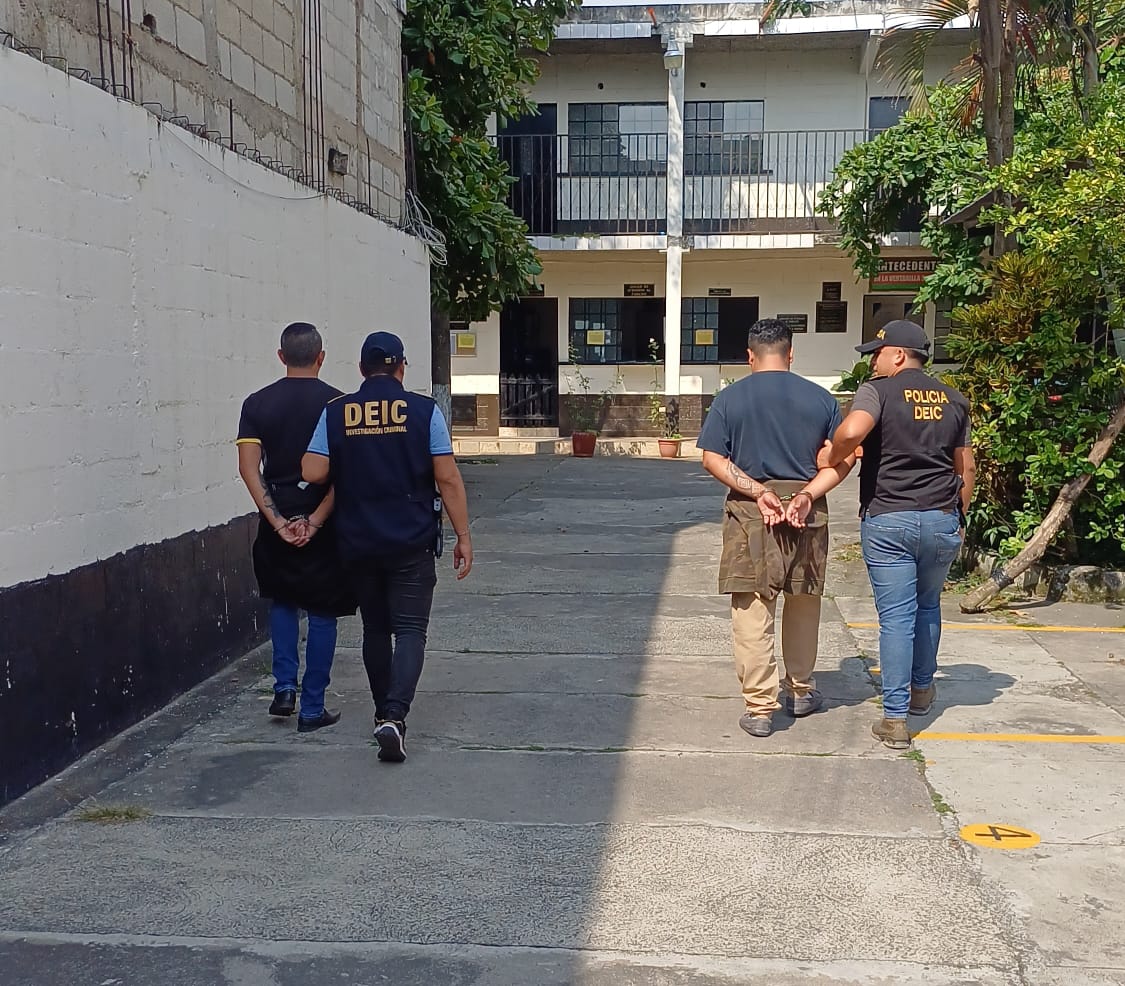 Agentes de la PNC capturaron a dos hombres señalados de ser responsables del robo de medicamentos del Hospital Nacional de Amatitlán. (Foto Prensa Libre: PNC)