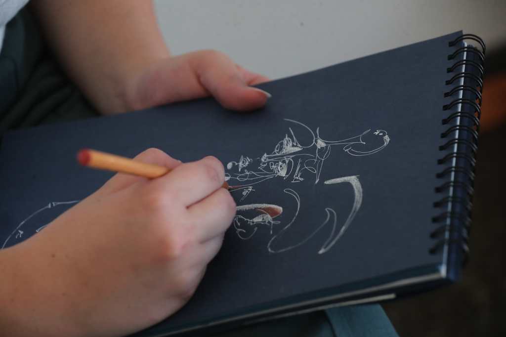 arte en vivo en la feria de arte Paiz 2024