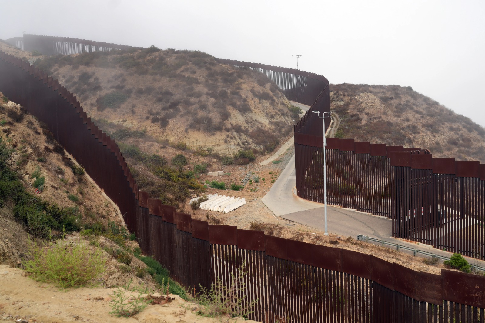 Donald Trump promete una deportación masiva de migrantes indocumentados, una medida que expertos consideran tendría altos costos humanos y políticos, especialmente para comunidades vulnerables en países como Guatemala. (Foto Prensa Libre: EFE)