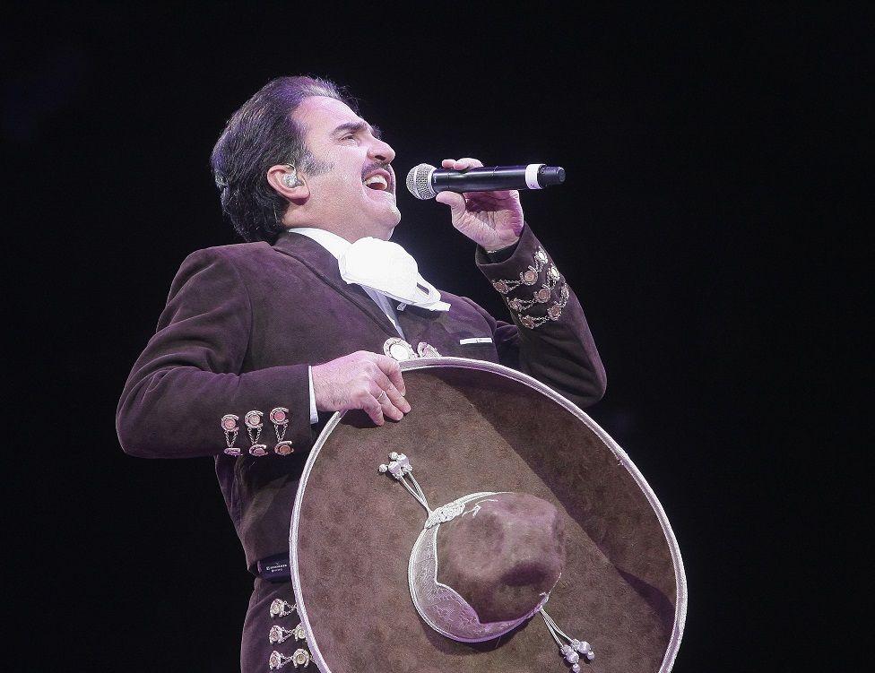 Vicente Fernández Jr cantando con un micrófono