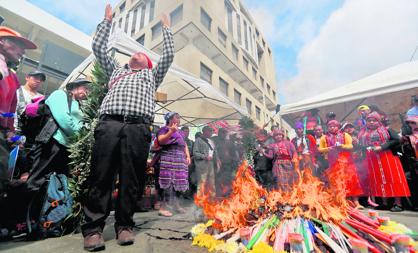 Se cumplen 22 días desde el inicio de manifestaciones frente al Ministerio Público. Las mismas han sido lideradas por Autoridades Ancestrales e Indígenas que se mantiene frente a la sede ubicada en Gerona, zona 1 de la ciudad.Líderes Ancestrales de San Cristóbal, Totonicapán, viajaron desde su comunidad para unirse a las manifestaciones, además, realizaron una ceremonia maya  donde solicitaron la renuncia de las autoridades del Ministerio Púbico.En imagen, Líderes Ancestrales realizaron una ceremonia maya frente a la sede del Ministerio Público.