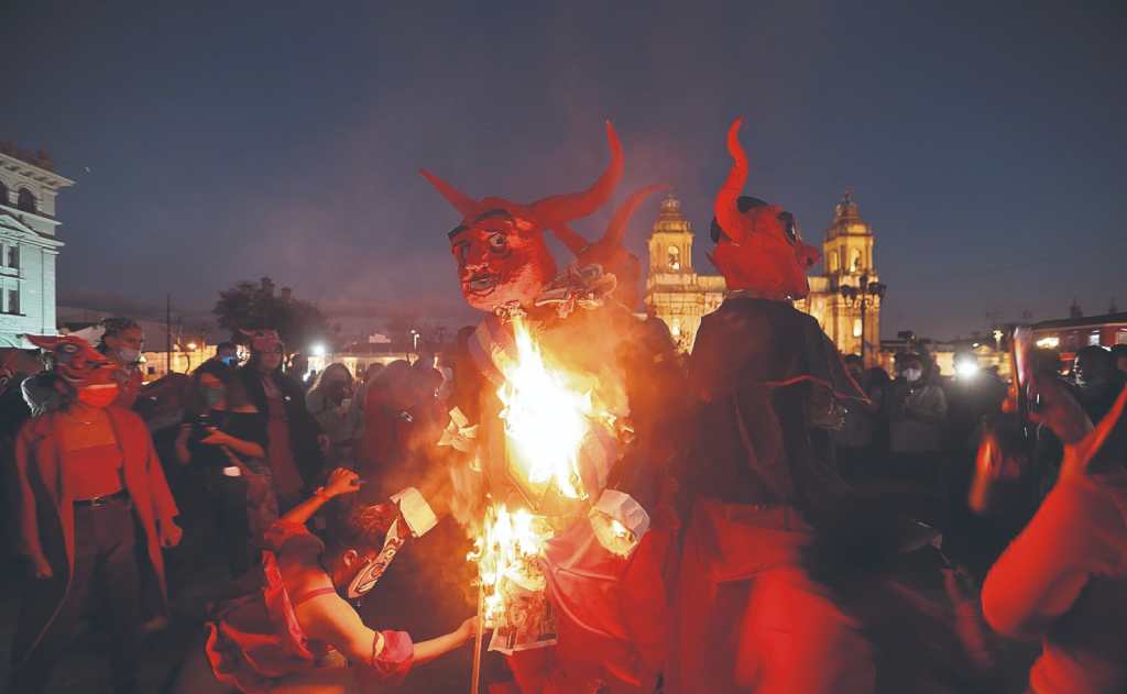 Quema del diablo en zona 1, ciudad de Guatemala