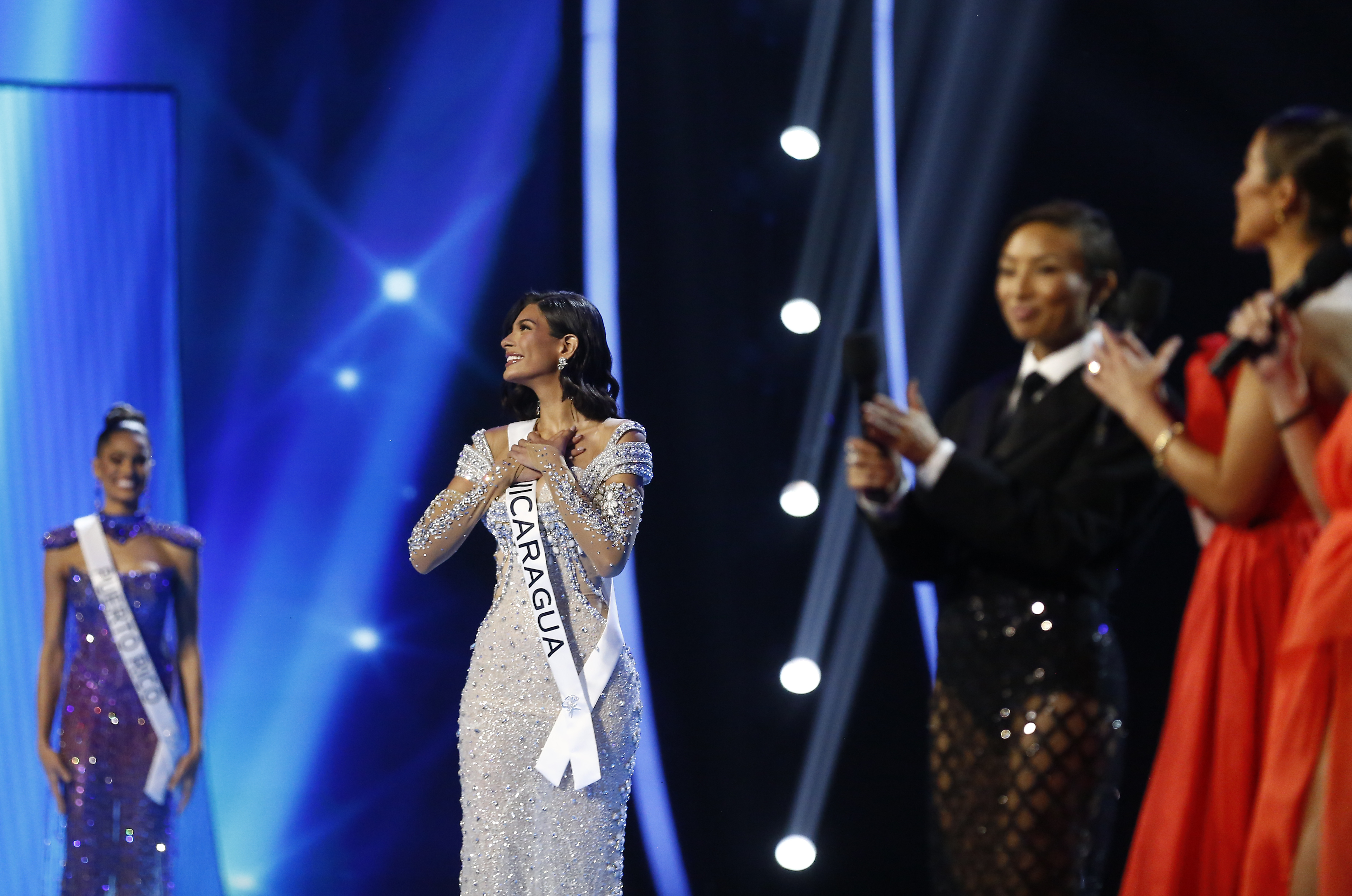 AME7856. SAN SALVADOR (EL SALVADOR), 18/11/2023.- Miss Nicaragua,  Sheynnis Palacios (c), reacciona luego de ser llamada al top 3 final hoy, durante la ceremonia de coronación de la nueva Miss Universe, en San Salvador (El Salvador). Ciudadanos de varios países del mundo se concentran este sábado en la capital de El Salvador, San Salvador, para asistir a la gala final de Miss Universo 2023, en la que se conocerá a la sucesora de la estadounidense R'Bonney Gabriel. EFE/ Rodrigo Sura