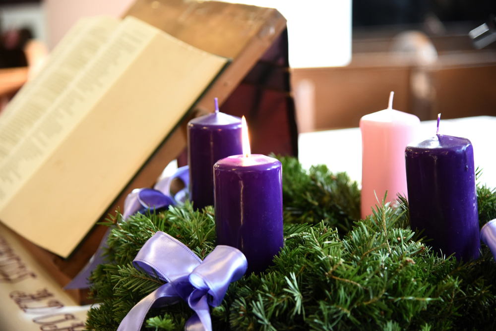 Velas en una corona de adviento. 