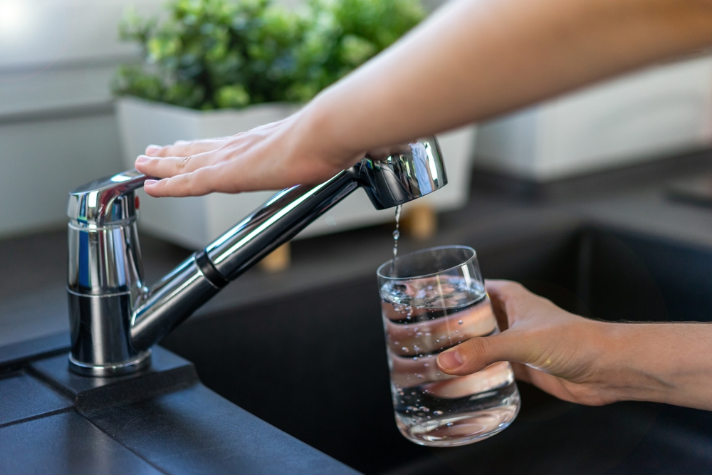 Faucet de cocina de mano cerrada. Salvar el concepto de agua. Día Mundial del Agua. Enfoque selectivo