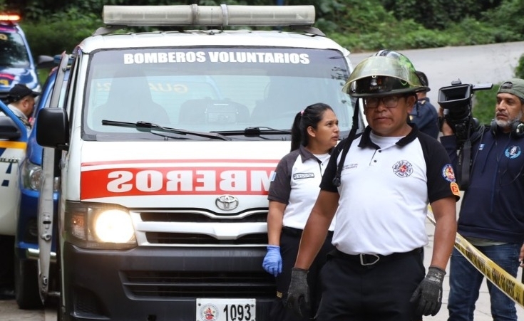 Encuentran restos humanos en bolsas de plástico en San José Pinula. (Foto Prensa Libre: Bomberos Voluntarios)