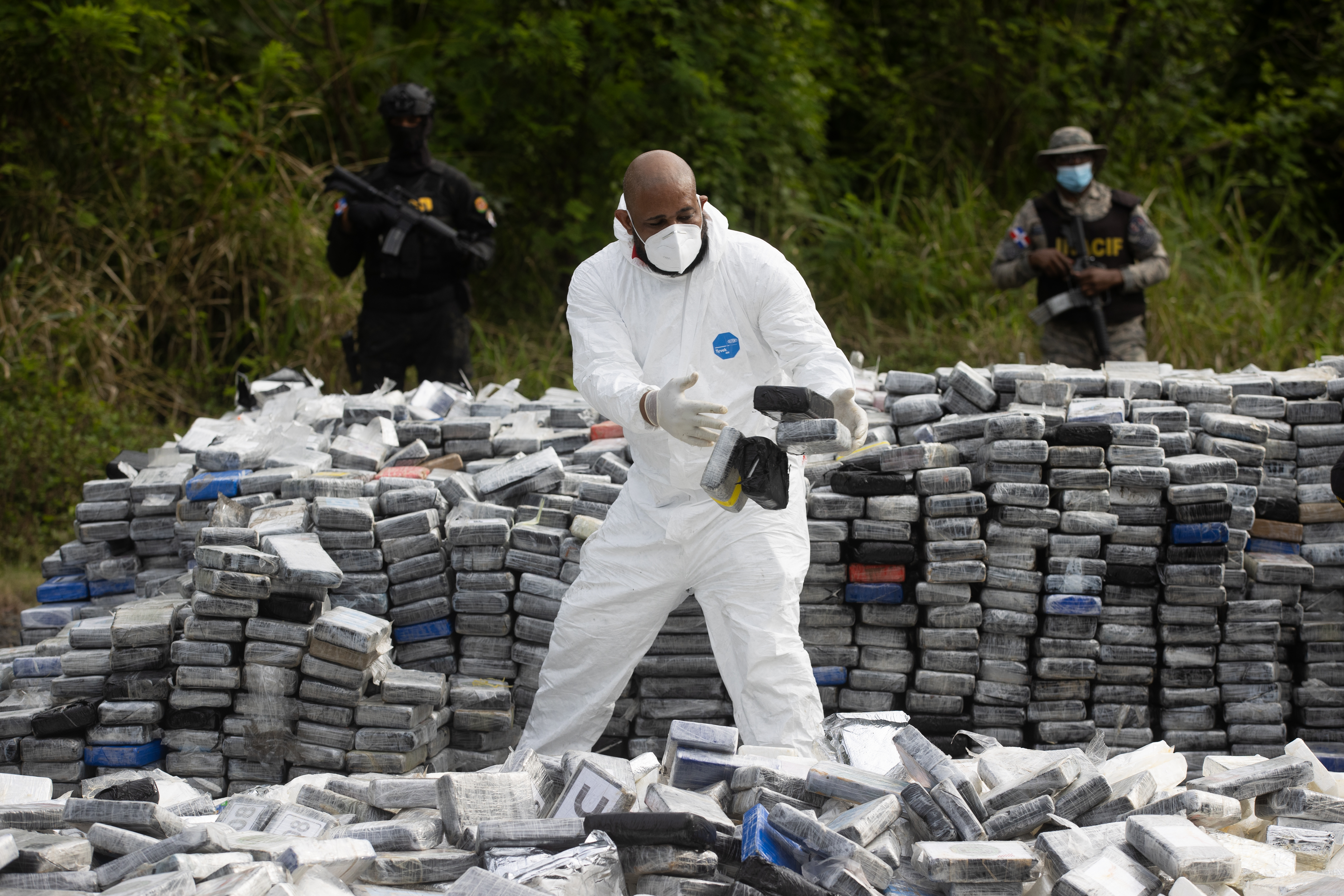 Las autoridades de República Dominicana incineraron este lunes en el municipio de Pedro Brand, a las afueras de Santo Domingo, las 9,8 toneladas de cocaína encontradas el pasado viernes en un puerto dominicano. (Foto Prensa Libre: EFE)