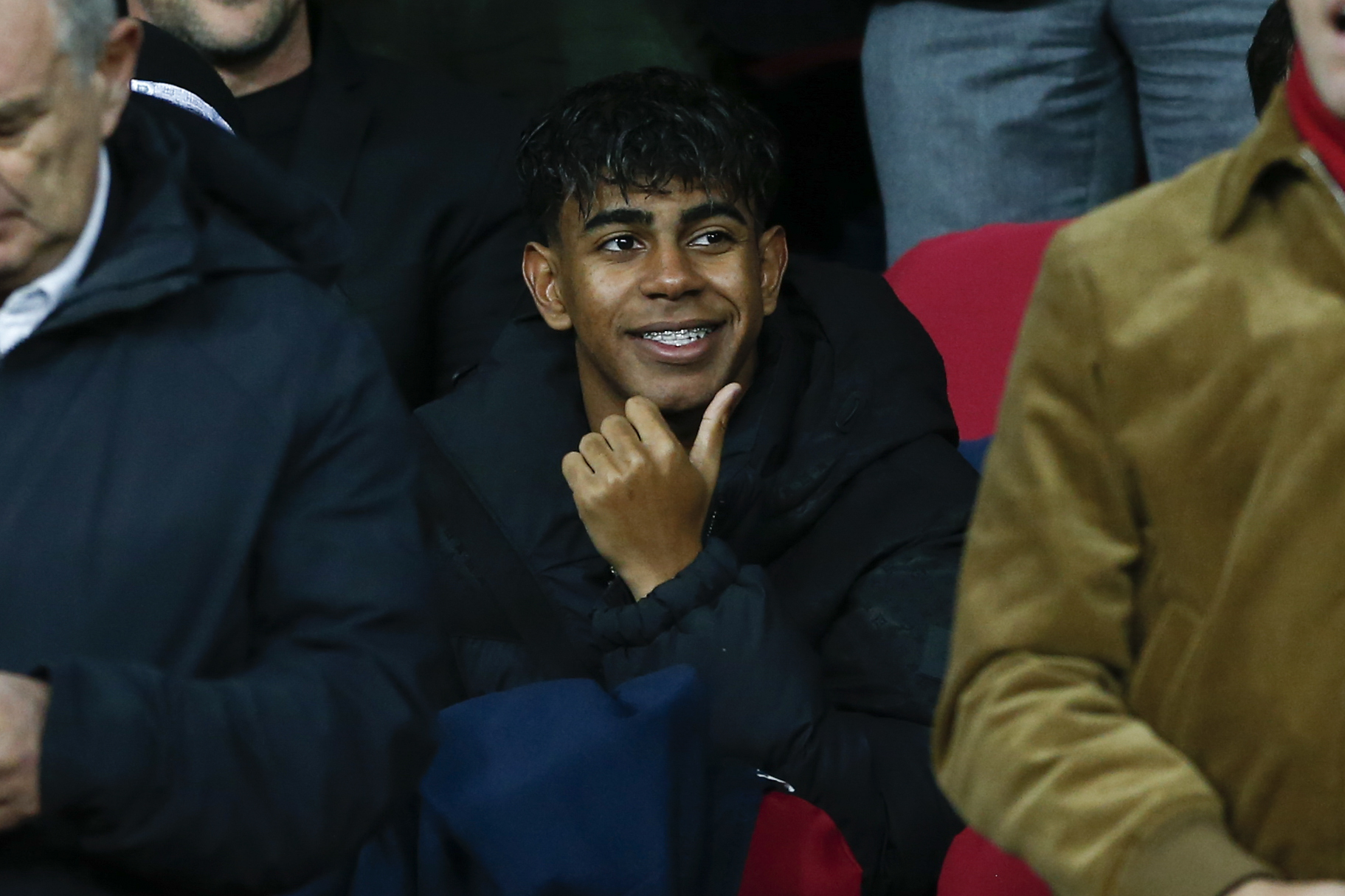 El centrocampista del FC Barcelona Lamine Yamal en el banquillo durante el FC Barcelona y el Atlético de Madrid.