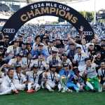 Los jugadores del Galaxy festejan con la copa de campeón de la MLS, después de vencer en la final New York Red Bulls. (Foto Prensa Libre: AFP).