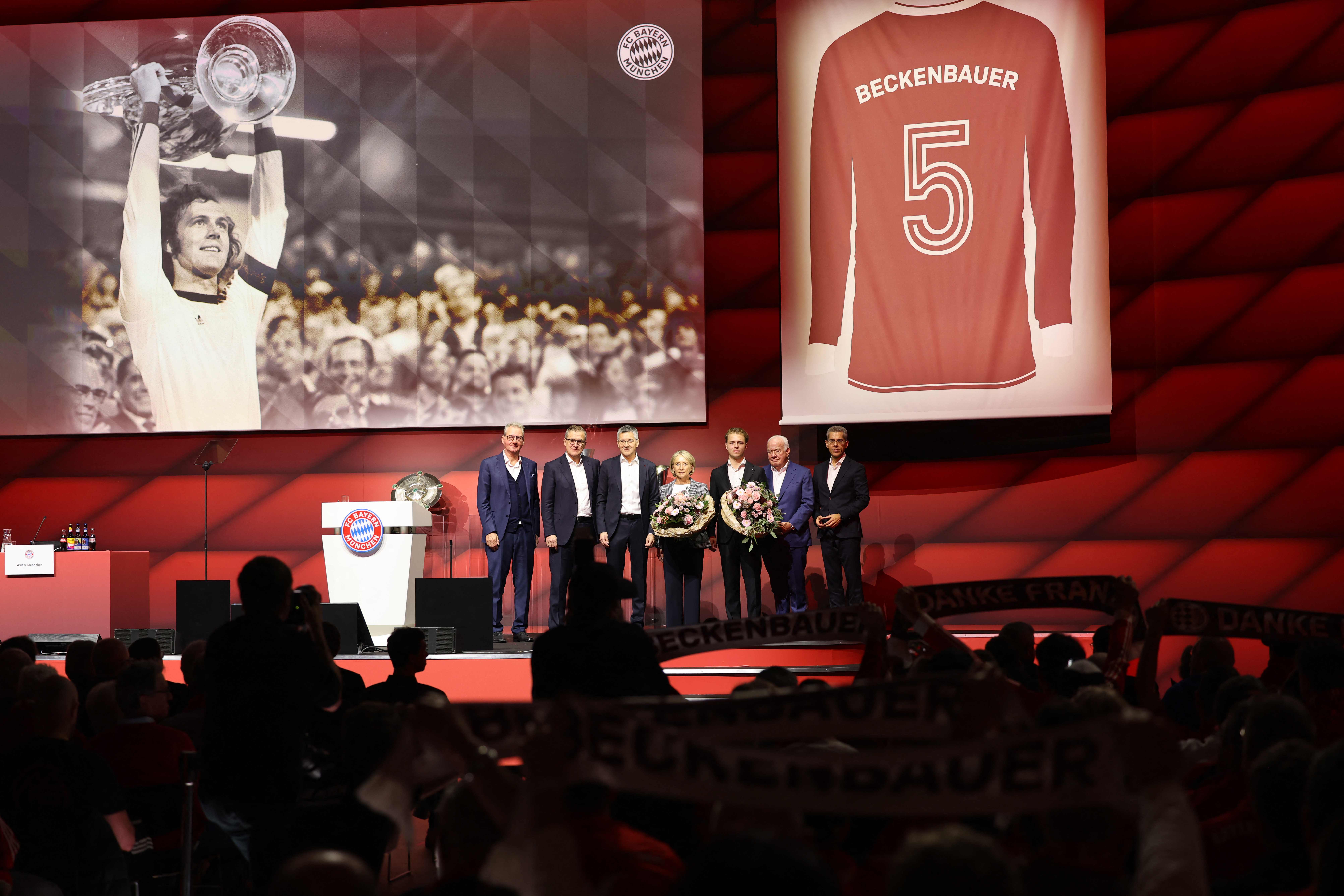 El equipo alemán dio a conocer que retirará el dorsal 5 en honor Franz Beckenbauer