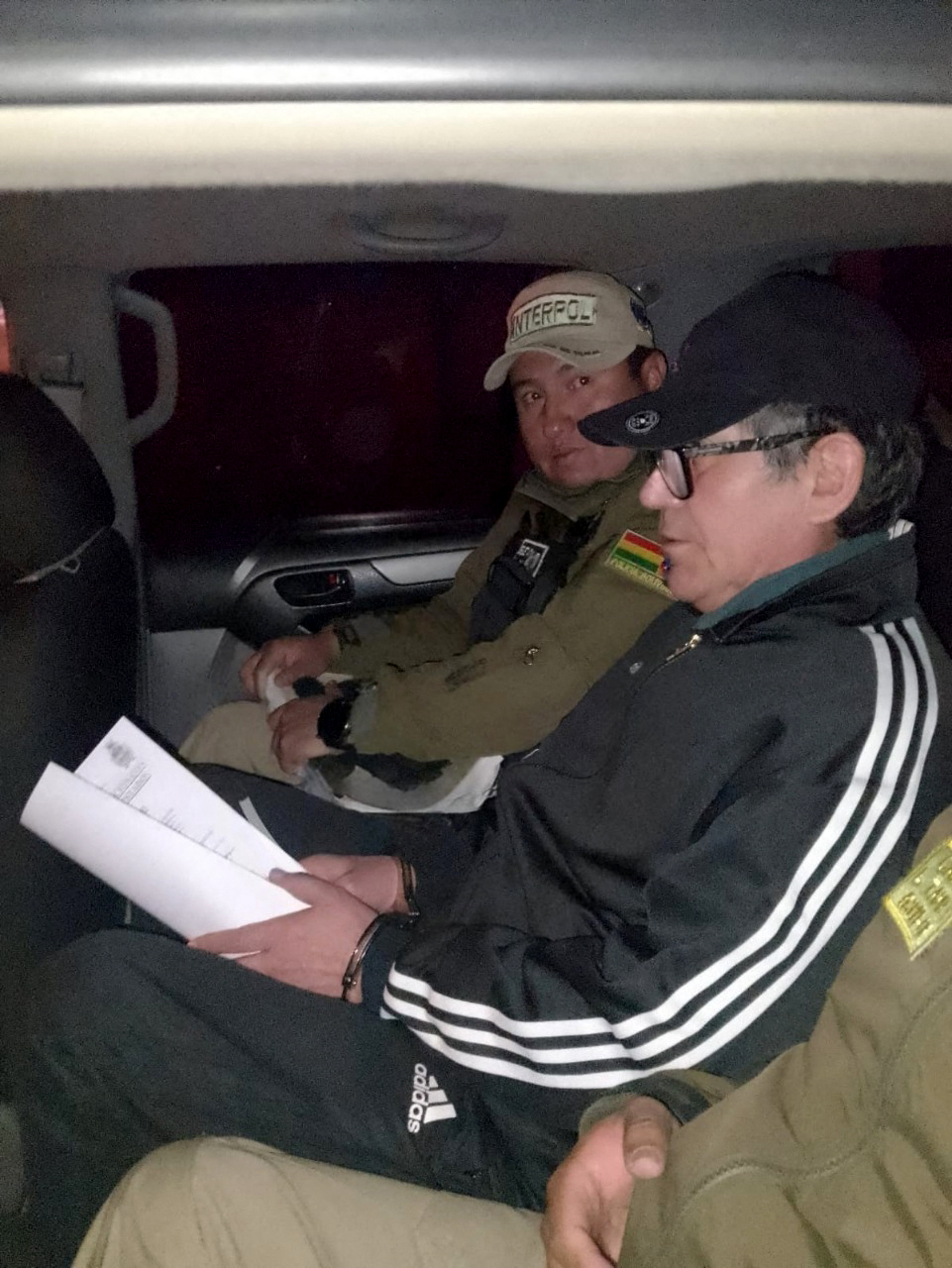 Maximiliano Dávila, exjefe antidrogas del expresidente boliviano Evo Morales, es entregado a Interpol para su extradición a Estados Unidos por delitos relacionados al narcotráfico. (Foto Prensa Libre:  Ministro de Gobierno de Bolivia / AFP).