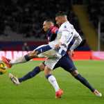 Raphinha pelea por el balón contra el jugador del Leganés Óscar Rodríguez.