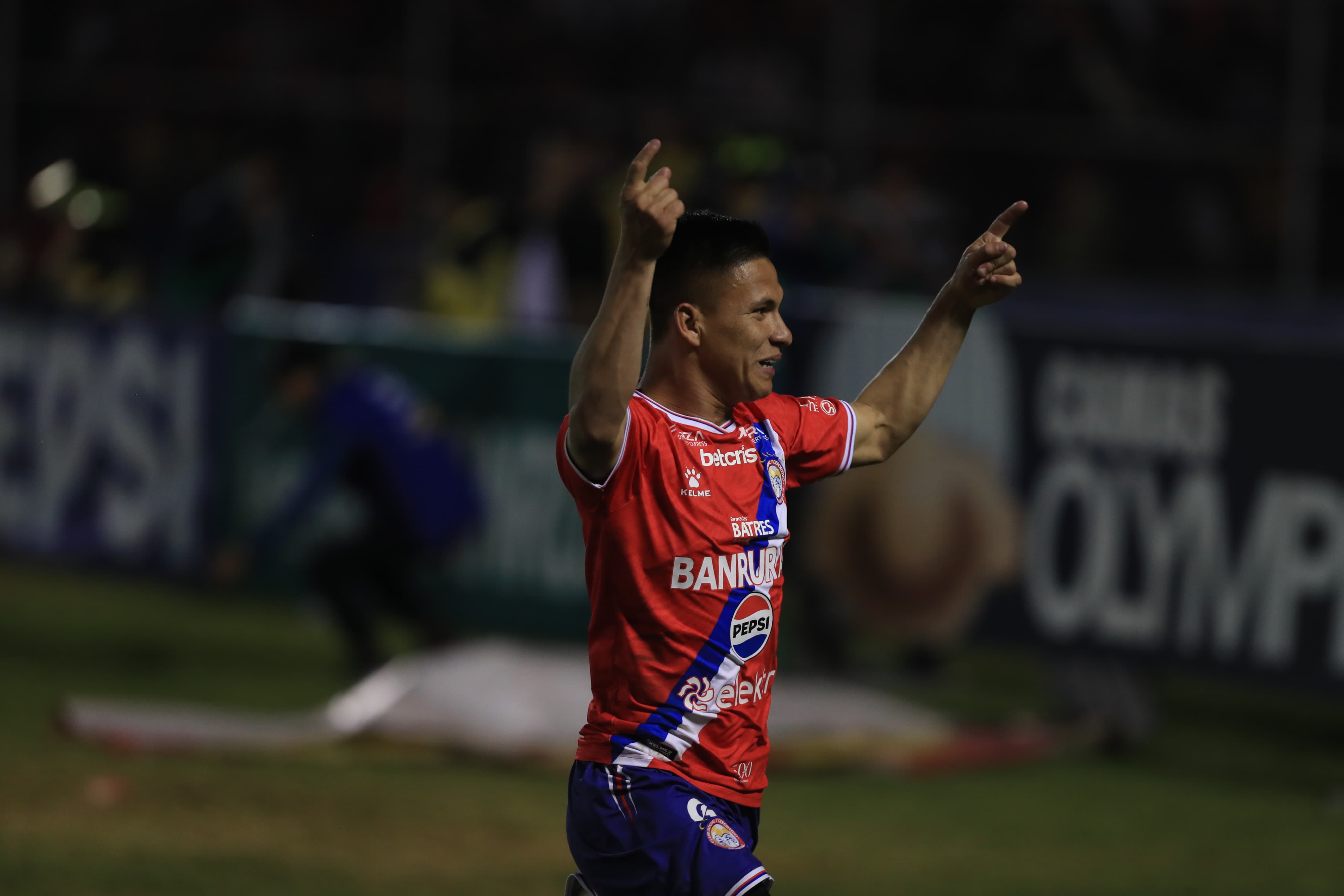 Denilson Ochaeta festeja la anotación de la victoria contra Antigua y que definió el boleto a la final. (Foto Prensa Libre: Douglas Suruy).