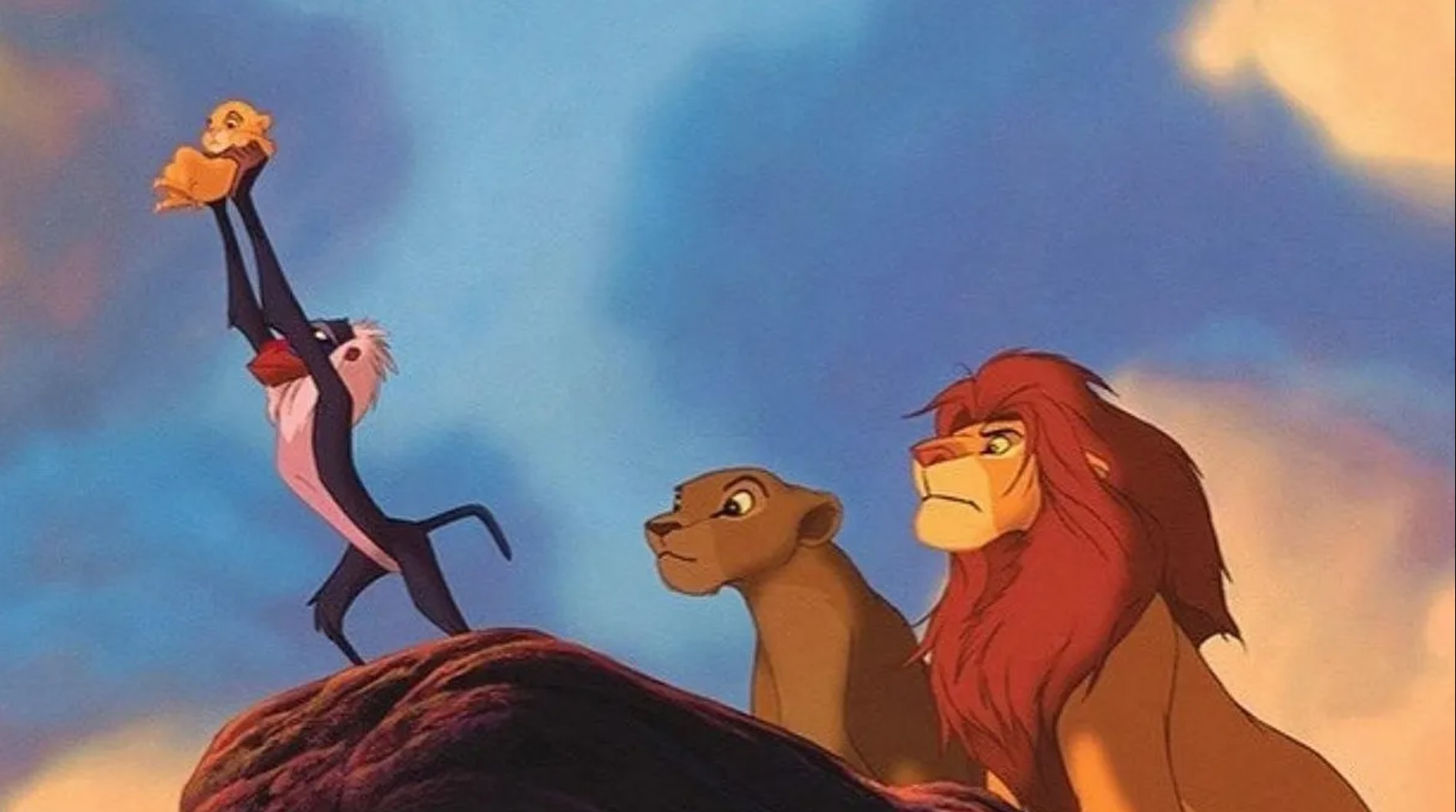 Uno de los momentos más emocionales de El Rey León es cuando Rafiki presenta a Simba. Esta escena se ha convertido en un referente, siendo incluso adaptada en memes en las redes sociales. (Foto: Disney Latino)