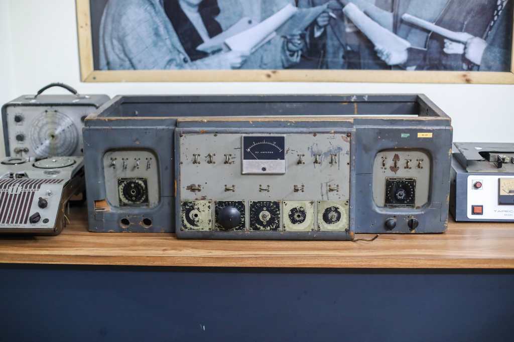 MUSEO OTTO REN MANSILLA, TGW. Se realiz una visita al edificio de la Tipografa Nacional para documentar el Museo Otto Ren Mansilla, un espacio cultural que administra la Radio TGW. En dicho museo se puede encontrar el equipo que se ha utilizado a lo largo de la historia de la radio en el pas, grabaciones antiguas, herramientas, locutores destacados y hasta una cabina de transmisin que puede ser visitada por oyentes. En la imagen, aparatos antiguos utilizados en la radio.

Juan Diego Gonzlez.  080124