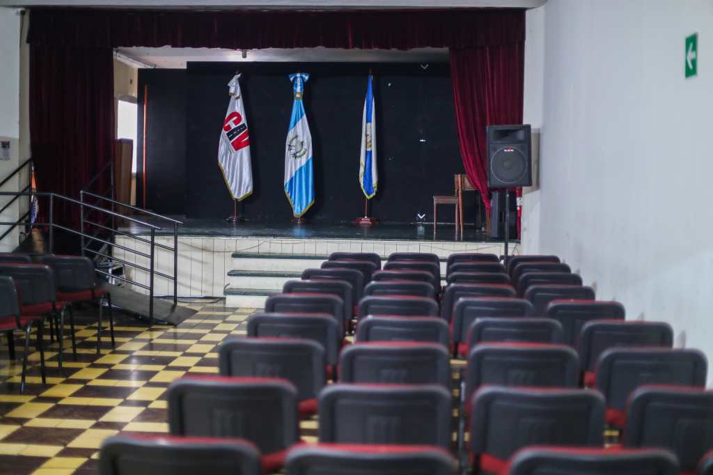 MUSEO OTTO REN MANSILLA, TGW. Se realiz una visita al edificio de la Tipografa Nacional para documentar el Museo Otto Ren Mansilla, un espacio cultural que administra la Radio TGW. En dicho museo se puede encontrar el equipo que se ha utilizado a lo largo de la historia de la radio en el pas, grabaciones antiguas, herramientas, locutores destacados y hasta una cabina de transmisin que puede ser visitada por oyentes. En la imagen, teatro dentro de la TGW en donde se han presentado obras de teatro que se transmiten por radio.

Juan Diego Gonzlez.  080124