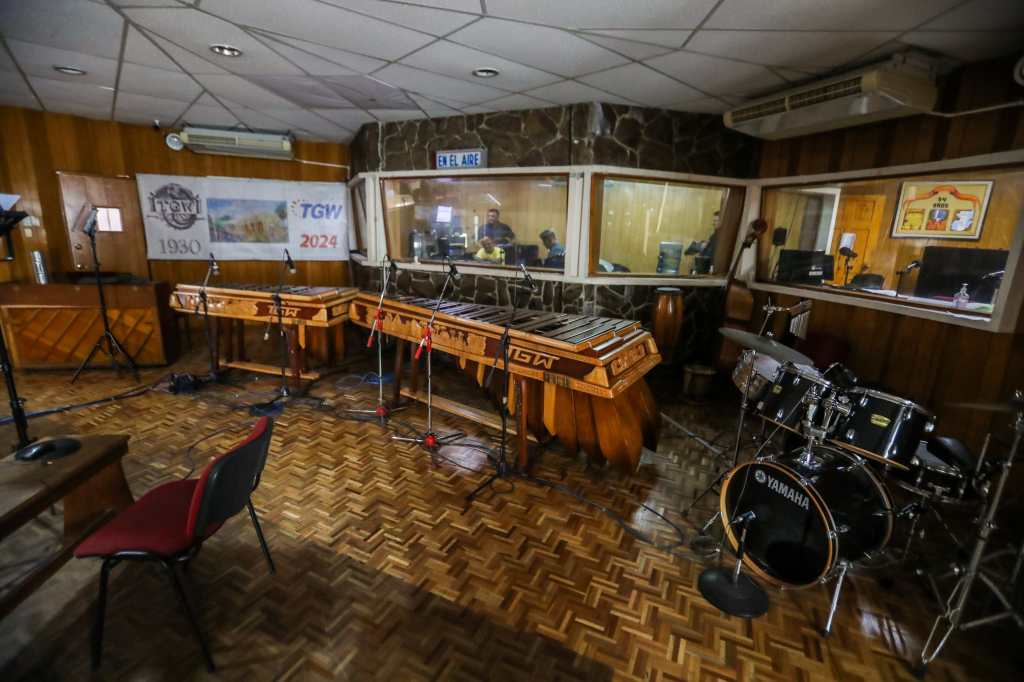 MUSEO OTTO REN MANSILLA, TGW. Se realiz una visita al edificio de la Tipografa Nacional para documentar el Museo Otto Ren Mansilla, un espacio cultural que administra la Radio TGW. En dicho museo se puede encontrar el equipo que se ha utilizado a lo largo de la historia de la radio en el pas, grabaciones antiguas, herramientas, locutores destacados y hasta una cabina de transmisin que puede ser visitada por oyentes. En la imagen, cabina de cristal "Marta Bolaos de Prado", es la cabina principal de la TGW, se llama as por tener ventanales por las cuales se puede observar las transmisiones que se realizan, afuera, una serie de butacas para los asistentes.

Juan Diego Gonzlez.  080124