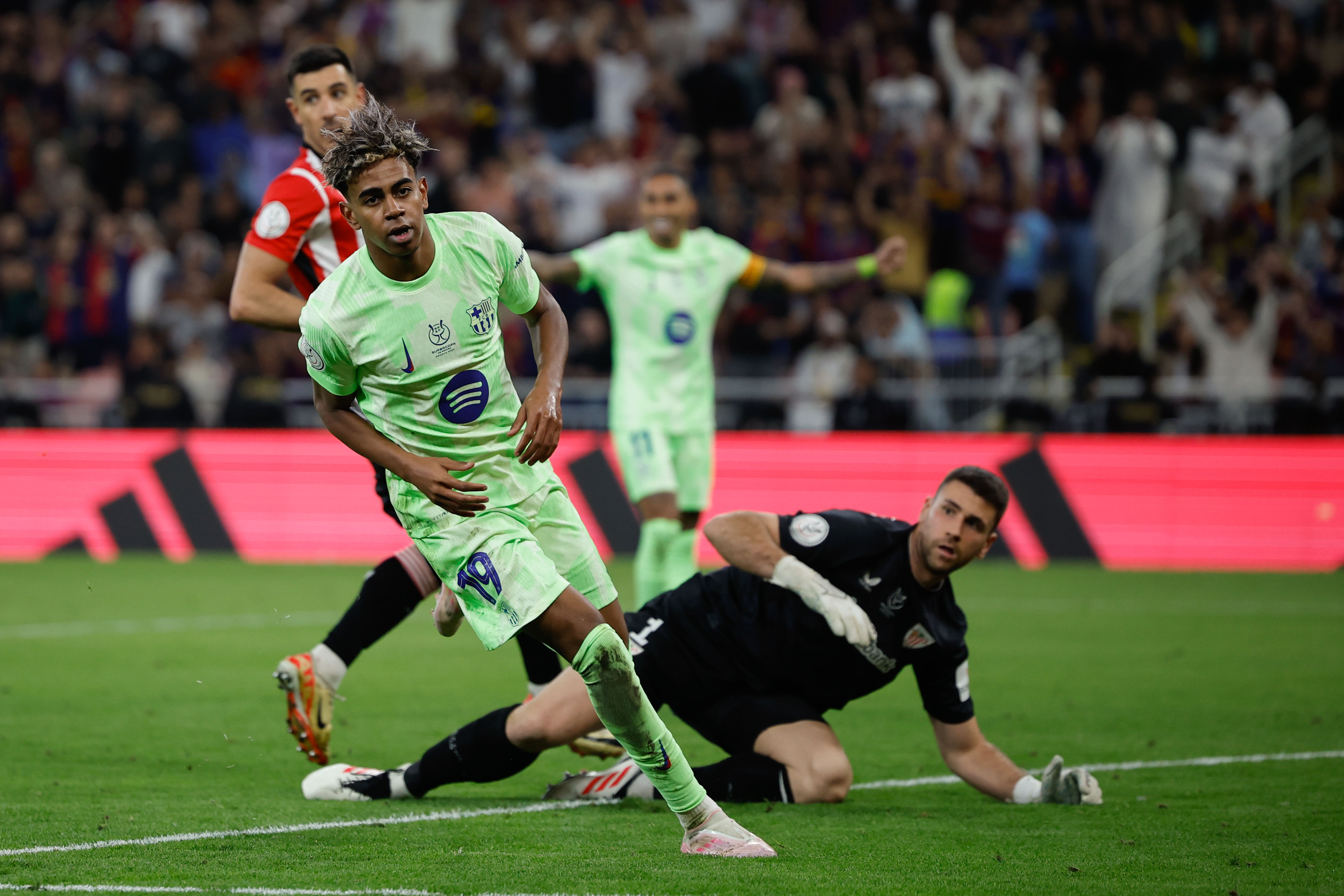 El delantero del Barcelona Lamine Yamal celebra tras marcar el segundo gol ante el Athletic.