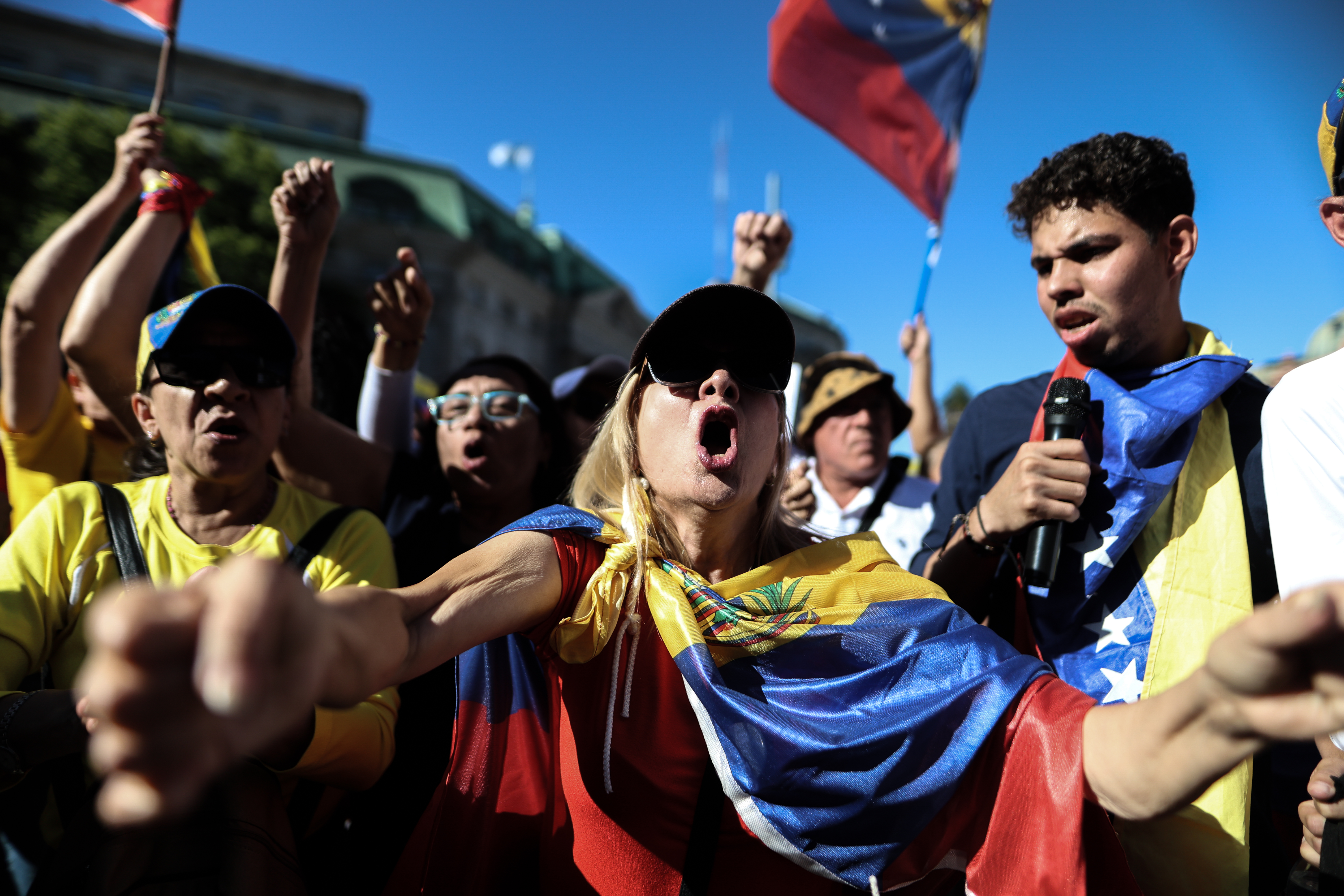 AME9890. BUENOS AIRES (ARGENTINA), 09/01/2025.- Venezolanos opositores participan en una manifestación en la Plaza Mayor este jueves, en Buenos Aire (Argentina). EFE/ Juan Ignacio Roncoroni