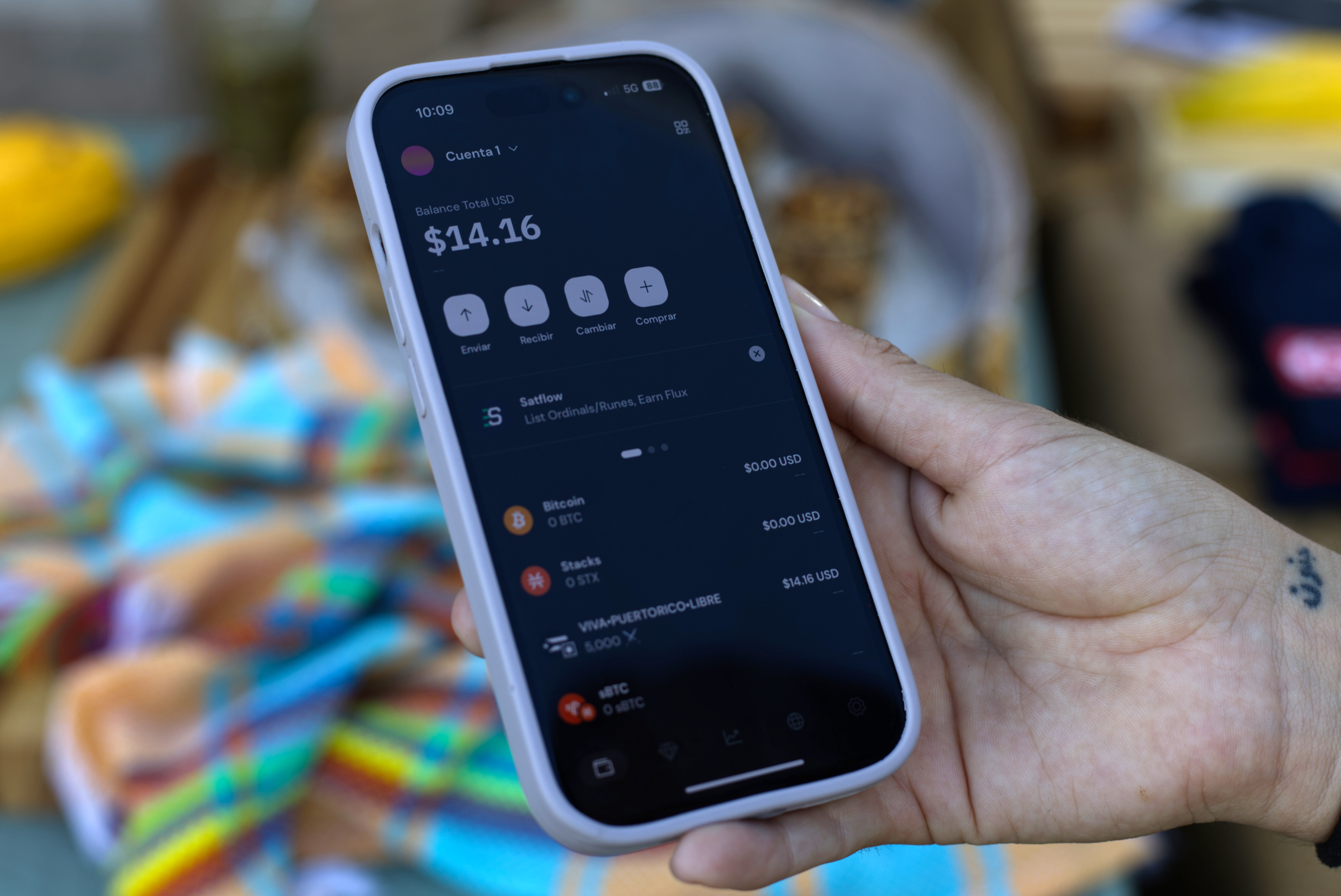 ACOMPAÑA CRÓNICA: PUERTO RICO CRIPTOMONEDA AME1443. SAN JUAN (PUERTO RICO), 15/01/2025.- Fotografía del 11 de enero de 2025 de un celular con una aplicación para pagar con bitcoin, en el Mercado Agrícola del Viejo San Juan (Puerto Rico). Un grupo de agricultores puertorriqueños, entusiastas de las criptodivisas, fomentan este método de pago en la isla caribeña como alternativa a la "moneda colonizadora" del dólar estadounidense, algo que ya ha ocurrido en otros países como El Salvador. EFE/ Thais Llorca