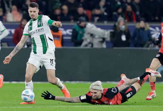 Leverkusen (Germany), 18/01/2025.- Robert Andrich of Leverkusen (R) in action against Julian Weigl of Moenchengladbach (L) during the German Bundesliga soccer match between Bayer 04 Leverkusen and Borussia Moenchengladbach in Leverkusen, Germany, 18 January 2025. (Alemania, Rusia) EFE/EPA/RONALD WITTEK CONDITIONS - ATTENTION: The DFL regulations prohibit any use of photographs as image sequences and/or quasi-video.