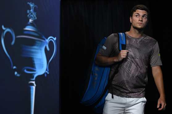 Melbourne (Australia), 18/01/2025.- Miomir Kecmanovic of Serbia enters the court ahead of his Men's Singles round 3 match against Holger Rune of Denmark at the Australian Open tennis tournament in Melbourne, Australia, 18 January 2025. (Tenis, Dinamarca) EFE/EPA/JAMES ROSS AUSTRALIA AND NEW ZEALAND OUT