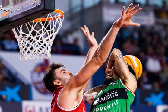 MANRESA (BARCELONA), 18/01/2025.- EEl escolta jamaicano del Joventut Badalona Kassius Robertson (d) entra a canasta ante el pívot rumano del Baxi Manresa Emanuel Cate (i) durante el encuentro de la jornada 17 de la Liga Endesa entre Baxi Manresa y Joventut Badalona, disputado este sábado en el Pabellón Nou Congost de Manresa. EFE/Siu Wu