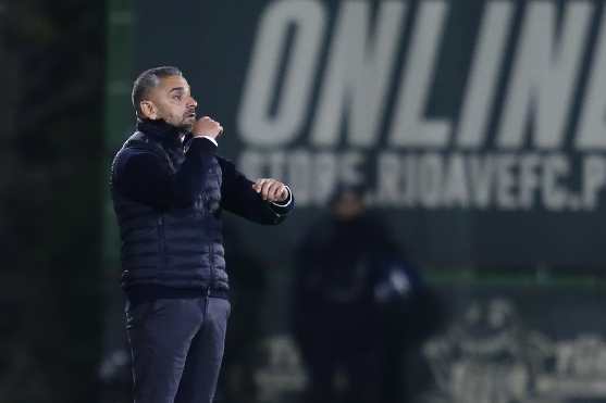 Vila Do Conde (Portugal), 18/01/2025.- Sporting'Äôs head coach Rui Borges during their Portuguese First League soccer match with Rio Ave held at Arcos Stadium in Vila do Conde, Portugal, 18 January 2025. EFE/EPA/MANUEL FERNANDO ARAUJO