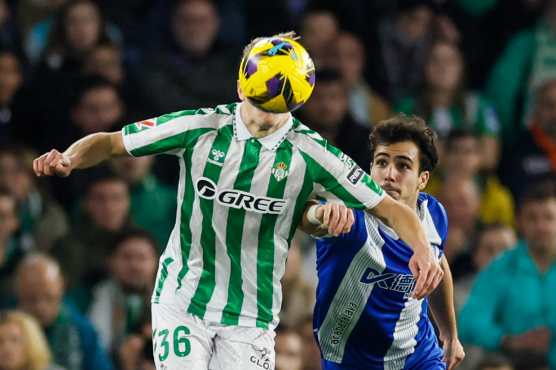 SEVILLA, 18/01/2025.- El jugador del Betis Jesús Rodríguez (i) pelea un balón con Manu Sánchez, del Alavés, durante el partido de LaLiga de fútbol que Real Betis y Deportivo Alavés disputan este sábado en el estadio Benito Villamarín, en Sevilla. EFE/José Manuel Vidal