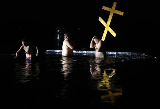 Stupino (Russian Federation), 18/01/2025.- Russian Orthodox believers take a dip in the ice cold water of a pond during celebrations of the Orthodox Epiphany holiday, at the town of Stupino, Moscow region, Russia, 18 January 2025. People believe that dipping into blessed waters during the holiday of Epiphany strengthens their spirit and body. (Rusia, Moscú) EFE/EPA/MAXIM SHIPENKOV